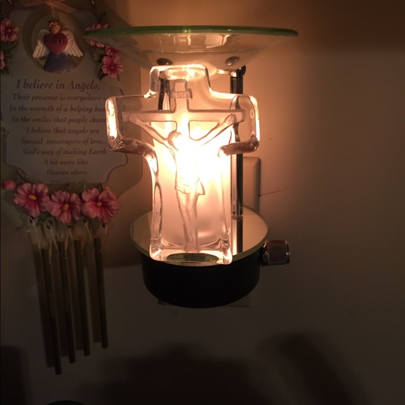 Reglious oil/tart burning electric plug in. - Picture 2 of 2